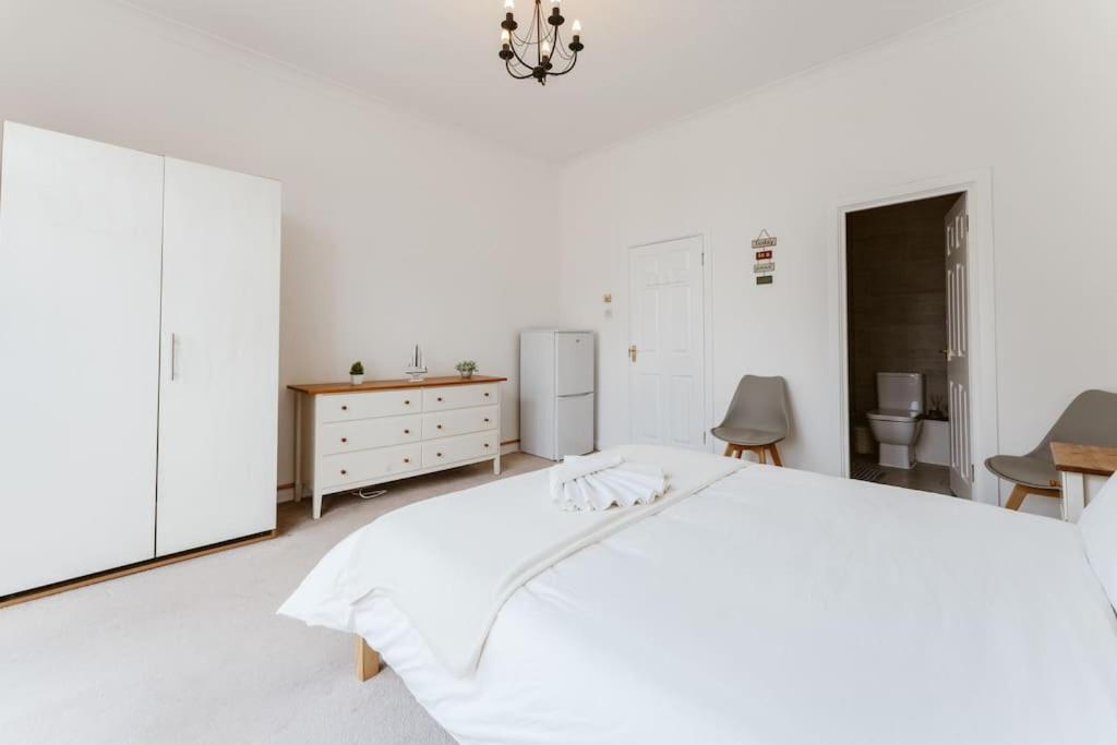 Spacious Ensuite Room Near Top Tourist Attractions Лондон Екстериор снимка